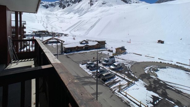 A snow-covered mountain with a ski lift and a building with a wooden deck. - 100m from resort center, 4th floor, balcony, tv, ski locker, 30m², Tignes (Tignes)