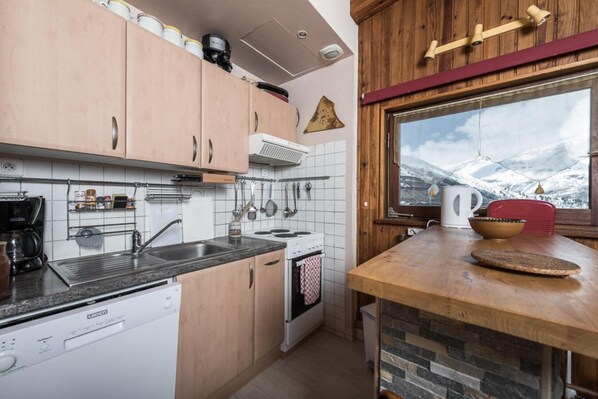 Fridge, oven, dishwasher