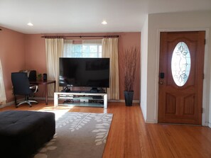 Interior - Large 6 Bedrooms 2 Baths Home On a Huge Lot (Sacramento)