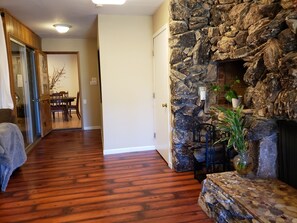 Interior - Large 6 Bedrooms 2 Baths Home On a Huge Lot (Sacramento)