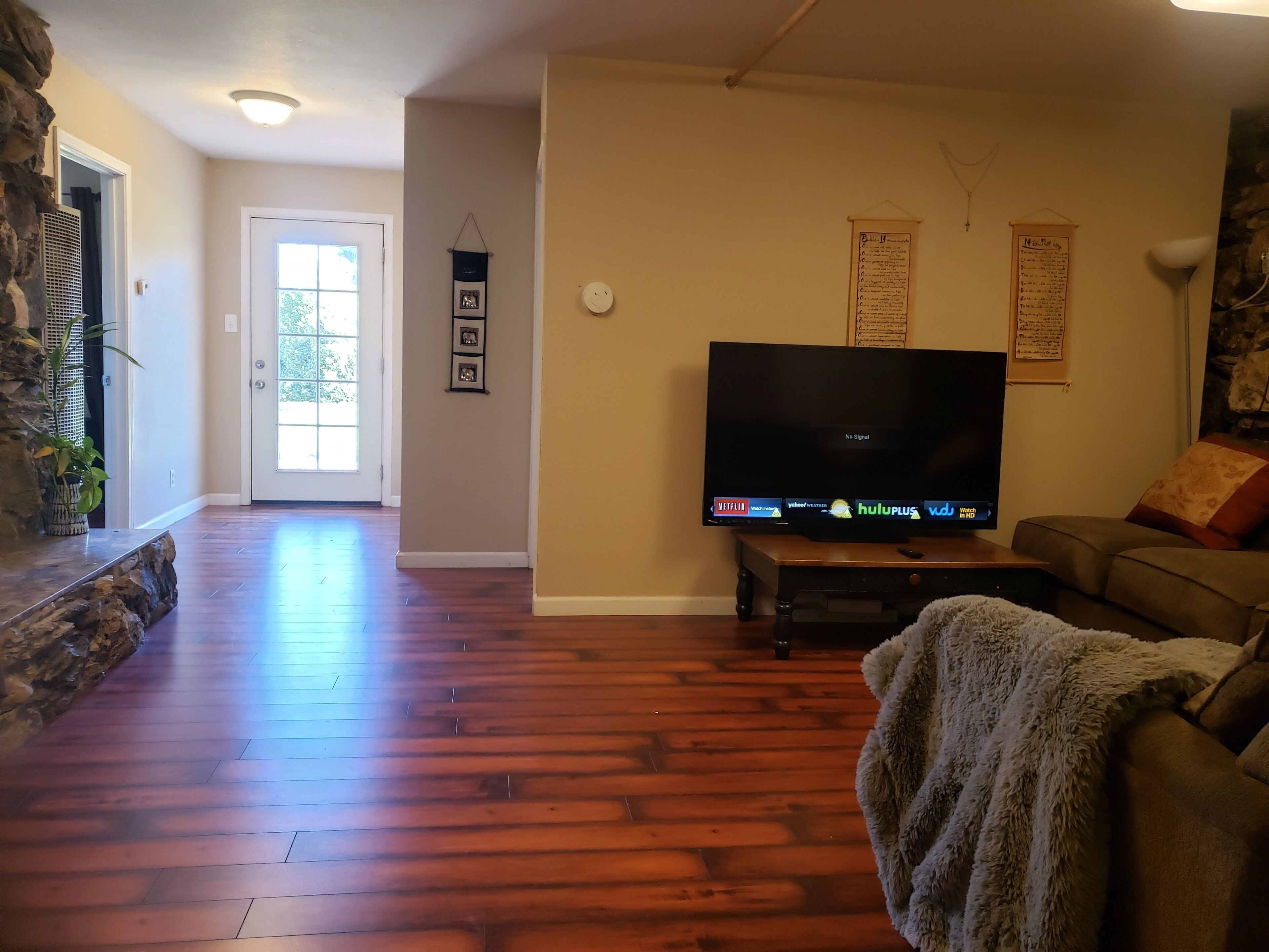 Large 6 Bedrooms 2 Baths Home On a Huge Lot