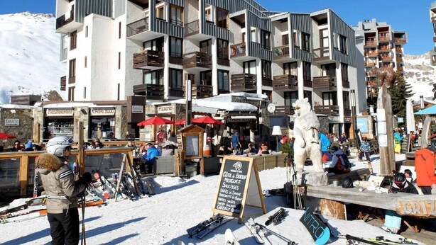 A modern building with multiple balconies and a ski resort in the foreground. - 100m from ski slopes, 2nd floor, balcony, tv, 25m², Tignes (Tignes)