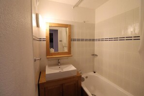 Bathroom - 10m from ski slopes, 3rd floor, balcony, tv, ski locker, 18m², Tignes (Tignes)