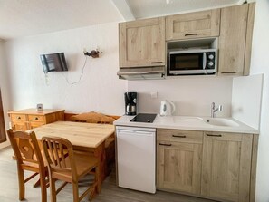 Fridge, microwave