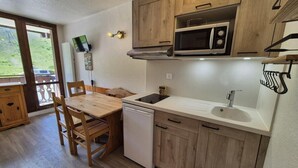 Private kitchen - 100m from resort center, 4th floor, balcony, ski locker, 18m², Tignes (Tignes)