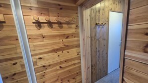 A wooden-paneled hallway with a door at the end. - 300m from ski slopes, Ground floor, balcony, tv, 23m², Tignes (Tignes)