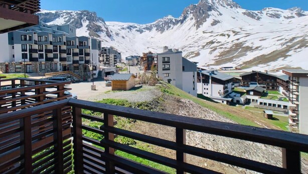 A mountain resort with modern buildings, a wooden deck, and a view of snow-covered peaks. - 300m from ski slopes, Ground floor, balcony, tv, 23m², Tignes (Tignes)