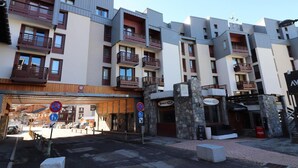 A multi-story hotel with balconies, a cafe, and a Coca-Cola vending machine. - 300m from ski slopes, Ground floor, balcony, tv, 23m², Tignes (Tignes)