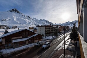 Uma cidade nas montanhas coberta de neve, com edifícios e uma estrada.