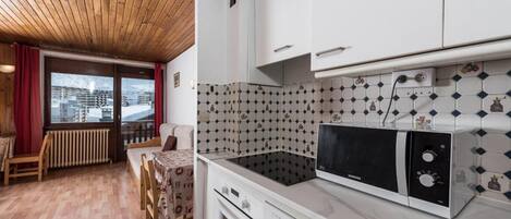 ثلاجة، ميكروويف، فرن، غسالة أطباق