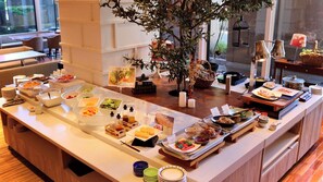 Desayuno buffet (JPY 2420 por persona)
