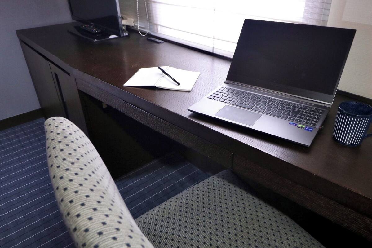Habitación individual ejecutiva, 1 cama Queen size | Escritorio, tabla de planchar con plancha, wifi gratis y ropa de cama