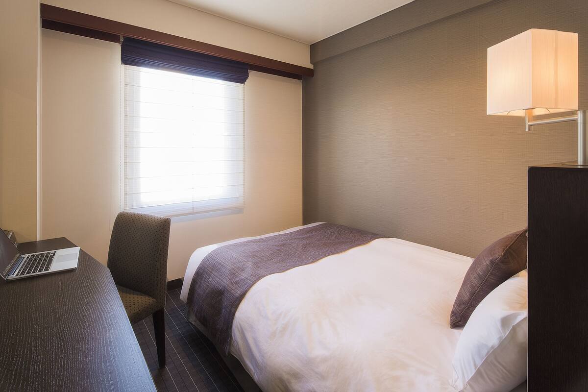 Habitación individual superior, 1 cama matrimonial | Escritorio, tabla de planchar con plancha, wifi gratis y ropa de cama