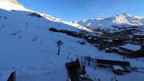 A snow-covered mountain with ski lifts and buildings at the base. - 10m from resort center, 11th floor, television, ski locker, 12m², Tignes (Tignes)