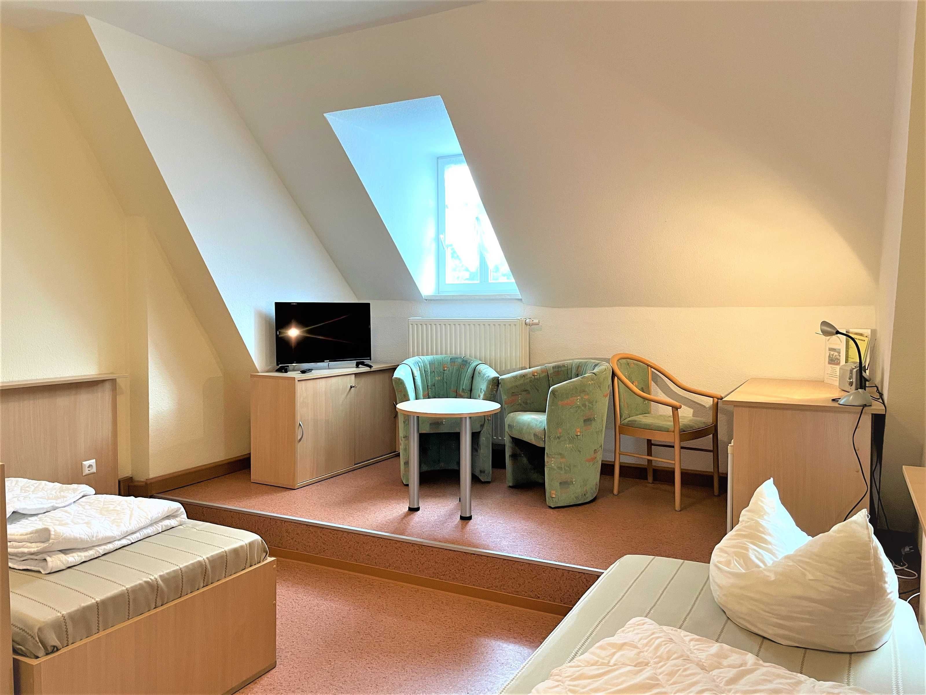 1 bedroom, desk, WiFi