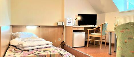 1 bedroom, desk, WiFi, bed sheets