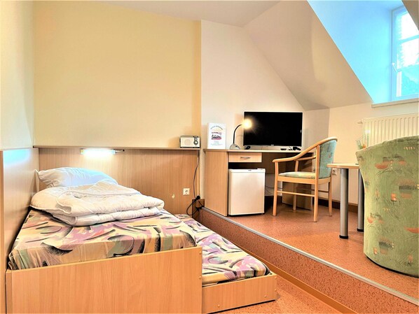 1 bedroom, desk, WiFi, bed sheets