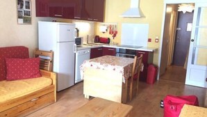 A compact living space with a kitchenette, a dining area, and a sofa. - 10m from ski slopes, 2nd floor, view ski slopes, balcony, tv, ski locker, 30m², Risoul (Risoul)