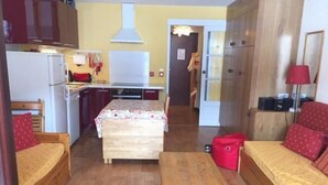 A compact room with a kitchenette, a dining table, and two single beds. - 10m from ski slopes, 2nd floor, view ski slopes, balcony, tv, ski locker, 30m², Risoul (Risoul)