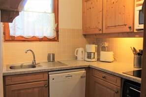 Refrigerador, microondas, horno y lavavajillas 