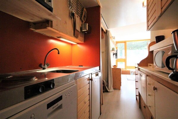 Kjøleskap, mikrobølgeovn, oppvaskmaskin og kaffetrakter/tekoker