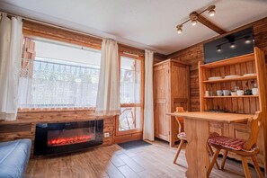 Unclassified image, 5 of 14, button - 100m from ski lifts, Ground floor, view mountain, terrace, ski locker, 20m², Valmorel (Valmorel)