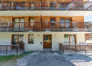Exterior - 200m from resort center, 1st floor, view valley, swimming pool, balcony, tv, ski locker, 34m² (Les Orres)