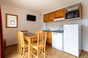 Fridge, microwave, dishwasher, toaster - 200m from resort center, 1st floor, view valley, swimming pool, balcony, tv, ski locker, 34m² (Les Orres)