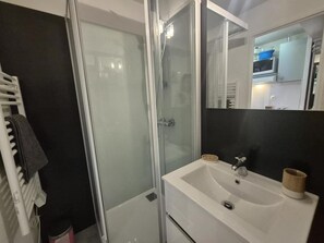 Shower - 100m from resort center, 3rd floor, balcony, tv, ski locker, 15m², Tignes (Tignes)