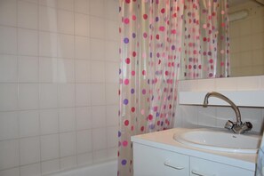 Bathtub - 100m from resort center, 3rd floor, balcony, tv, 75m², Pralognan-la-Vanoise (Pralognan-la-Vanoise)