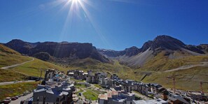 A mountainous town with modern buildings and a clear sky. - 10m from resort center, 10th floor, balcony, tv, 70m², Tignes (Tignes)