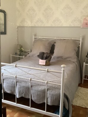 1 chambre, bureau, fer et planche à repasser, lit parapluie