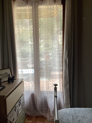 1 slaapkamer, een bureau, een strijkplank/strijkijzer, reisbedje