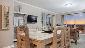 Apartment (3 Bedrooms) | In-room dining - Dolphin Ridge 108 (Cape Town)