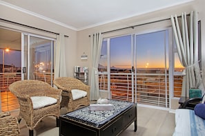 Apartment (3 Bedrooms) | Living area