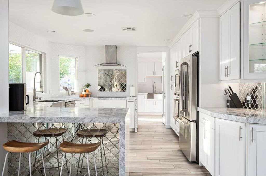 Een koelkast, een kookplaat