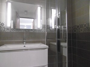 Shower - 70m from ski slopes, 2nd floor, view valley, balcony, parking, tv, 27m², Méribel-Mottaret (Méribel - Les Allues)