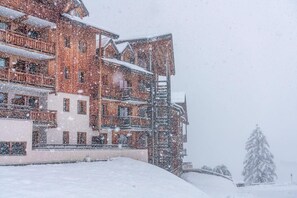 Exterior - 150m from resort center, 5th floor, view resort, swimming pool, sauna, balcony, ski locker, 37m² (Les Orres)