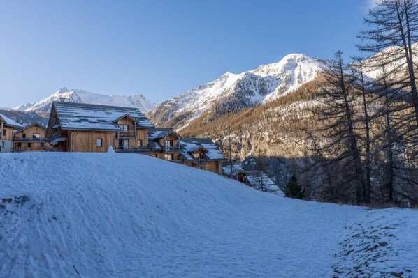 Exterior - 150m from ski slopes, 3rd floor, view resort, fitness, balcony, tv, ski locker, 37m², Les Orres (Les Orres)