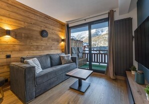 Living area - 150m from ski slopes, 3rd floor, view resort, fitness, balcony, tv, ski locker, 37m², Les Orres (Les Orres)