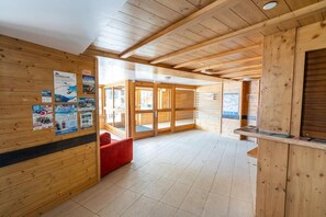 Interior - 150m from resort center, 4th floor, view resort, swimming pool, sauna, balcony, ski locker, 37m² (Les Orres)