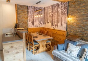 Dining - 150m from resort center, 4th floor, view resort, swimming pool, sauna, balcony, ski locker, 37m² (Les Orres)