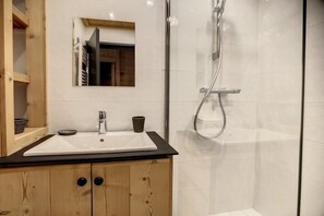 Shower - 100m from ski slopes, 1st floor, view mountain, balcony, tv, ski locker, 29m², Les Menuires (Les Menuires)