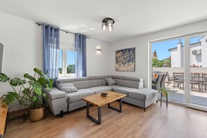 TV, fireplace - Villa Marko by Aneo Travel (Ledenice)