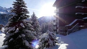 A snow-covered mountain landscape with a building featuring a staircase and a balcony. - 90m from ski slopes, floor -2, balcony, tv, 36m², Méribel-Mottaret (Les Allues)