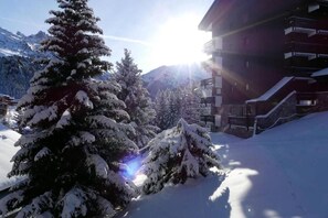 A snow-covered mountain landscape with a building featuring a staircase and a balcony. - 350m from shops, floor -2, balcony, tv, 36m², Méribel-Mottaret (Les Allues)