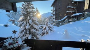 A snow-covered mountain view with a building in the background. - 90m from ski slopes, floor -2, balcony, tv, 36m², Méribel-Mottaret (Les Allues)