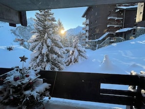 Aussicht auf einen schneebedeckten Berg mit einem Gebäude im Hintergrund.