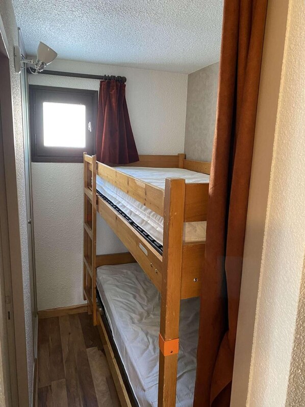 A bunk bed room with a window and curtains. - 140m from ski slopes, 2nd floor, tv, ski locker, 39m², Alpe d'Huez (L'Alpe d'Huez)