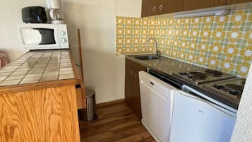 Een microgolfoven, een oven, een koffiezetapparaat/waterkoker